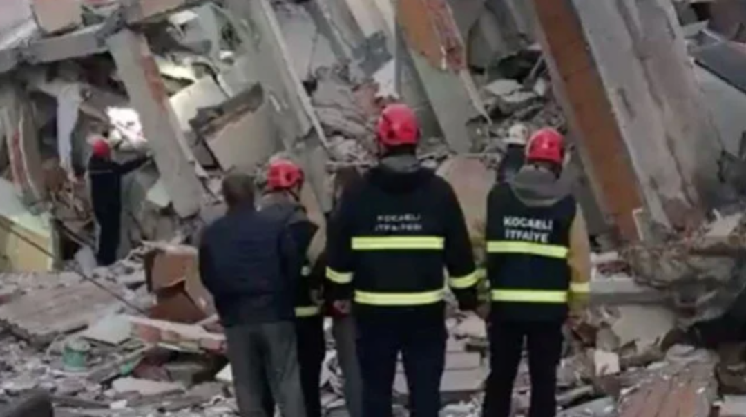 SON DAKİKA | Kocaeli Gebze'de 7 katlı bina çöktü! Ekipler bölgede, enkaz altında kalanlar var