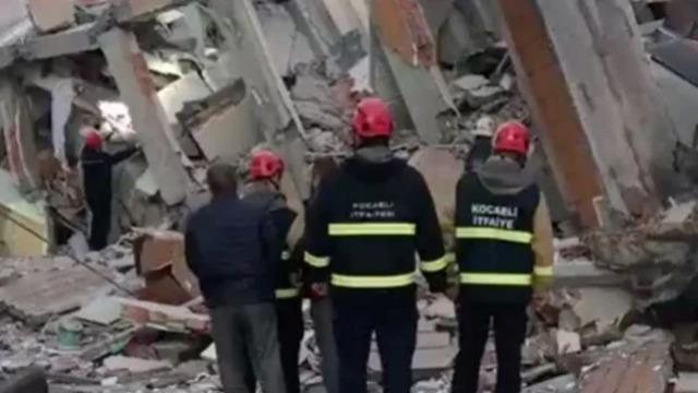 Gebze'de 5 katlı bina çöktü! Ekipler bölgede