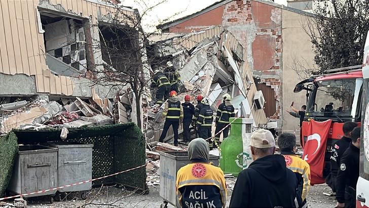 SON DAKİKA | Kocaeli Gebze'de 7 katlı bina çöktü! Ekipler bölgede, enkaz altında kalanlar var G2