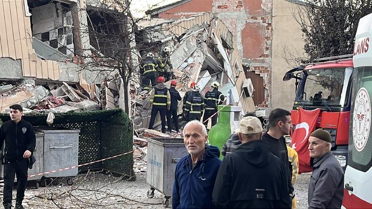 SON DAKİKA | Kocaeli Gebze'de 7 katlı bina çöktü! Ekipler bölgede, enkaz altında kalanlar var G3