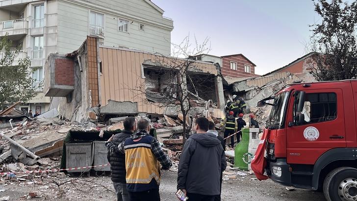 SON DAKİKA | Kocaeli Gebze'de 7 katlı bina çöktü! Ekipler bölgede, enkaz altında kalanlar var G4