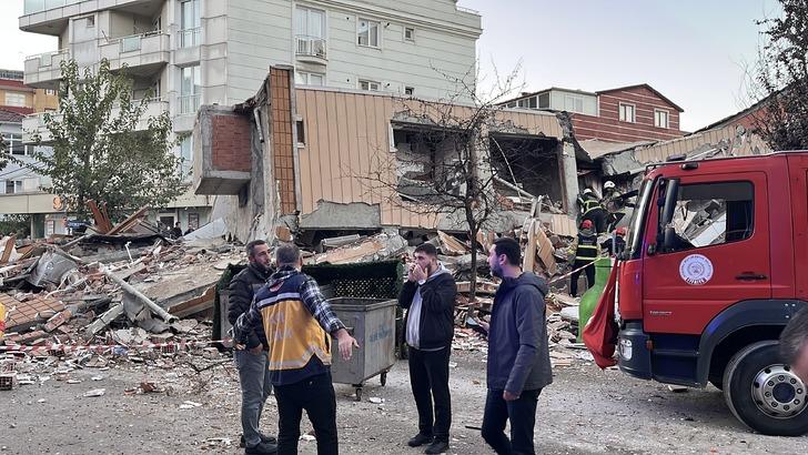 SON DAKİKA | Kocaeli Gebze'de 7 katlı bina çöktü! Ekipler bölgede, enkaz altında kalanlar var G5