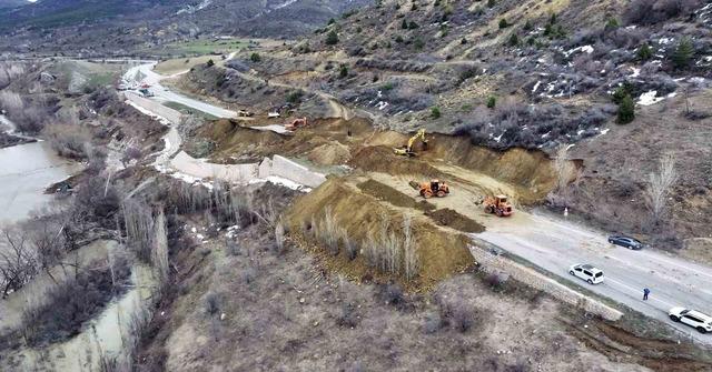 Gümüşhane-Erzincan karayolundaki heyelan bölgesinde çalışmalar sürüyor 1