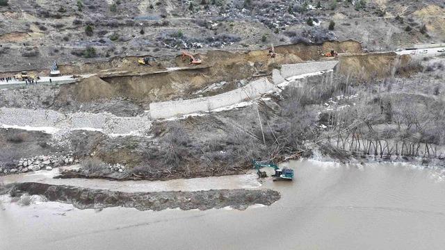 Gümüşhane-Erzincan karayolundaki heyelan bölgesinde çalışmalar sürüyor 2