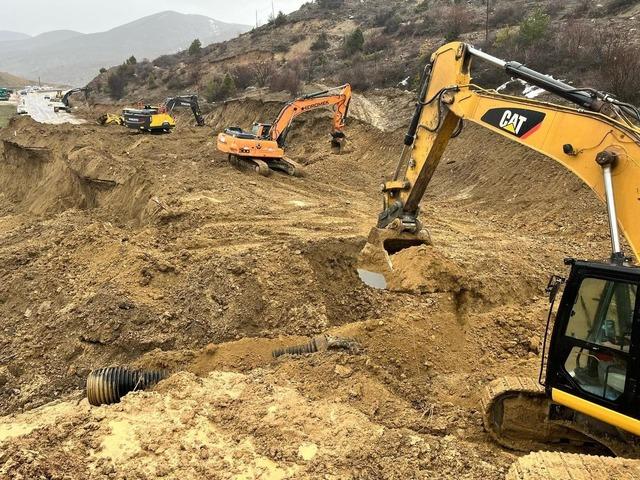 Gümüşhane-Erzincan karayolundaki heyelan bölgesinde çalışmalar sürüyor 3