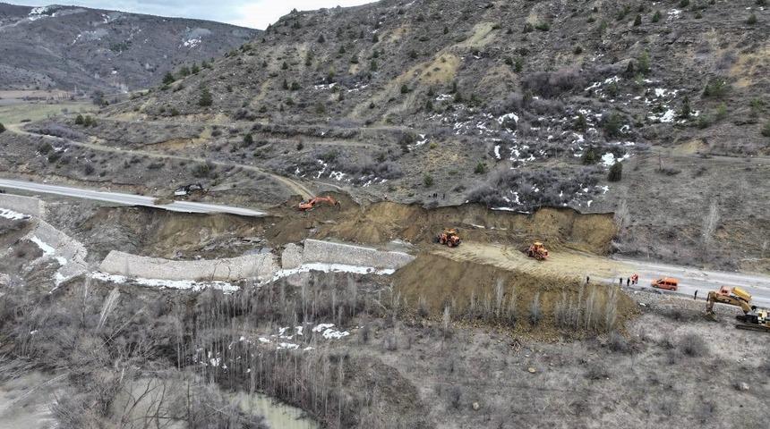 Gümüşhane-Erzincan karayolundaki heyelan bölgesinde çalışmalar sürüyor