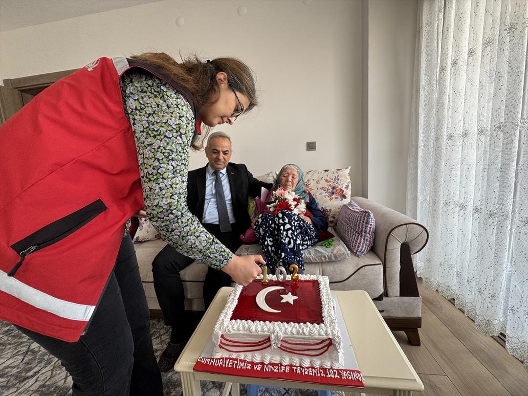 Cumhuriyet ile yaşıt Nazife nine: 102 yaşında yaşama sevinciyle yıllara meydan okuyor 7