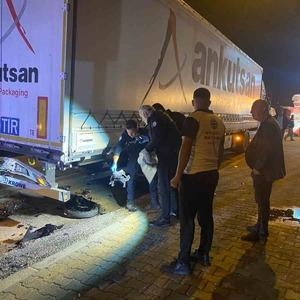 Park halindeki tıra çarpan motosikletli genç kazada hayatını kaybetti