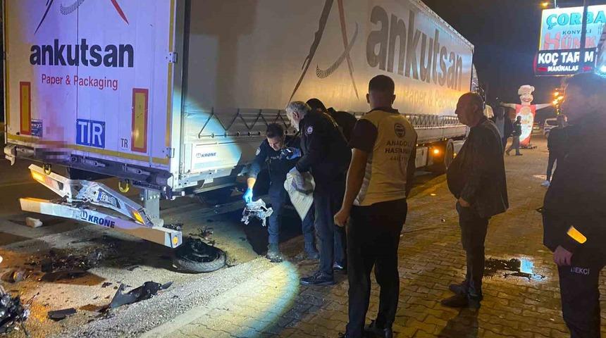 Park halindeki tıra çarpan motosikletli genç kazada hayatını kaybetti