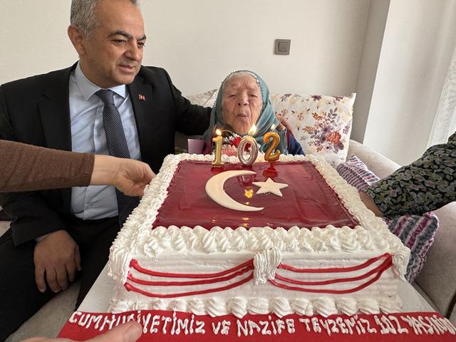 Cumhuriyet ile yaşıt Nazife nine: 102 yaşında yaşama sevinciyle yıllara meydan okuyor