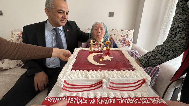 Cumhuriyet ile yaşıt Nazife nine: 102 yaşında yaşama sevinciyle yıllara meydan okuyor
