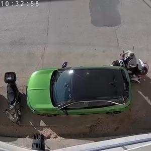 Park halindeki otomobile çarpıp hiçbir şey olmamış gibi kaçtı