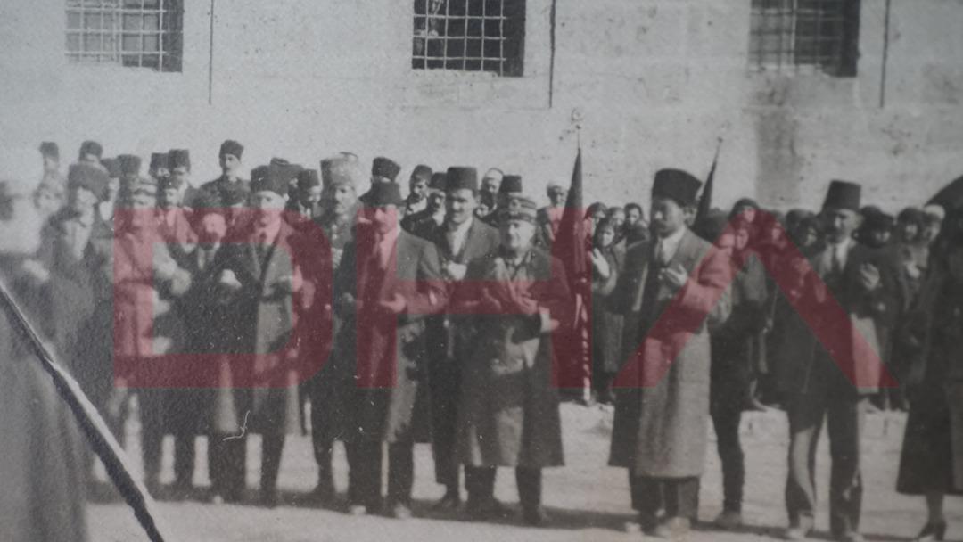 Tam 102 yıl &ouml;ncesinden! Cumhuriyetin ilan edildiği anlar o karelerde... 2 tarihi fotoğrafta ş&uuml;k&uuml;r duası 3