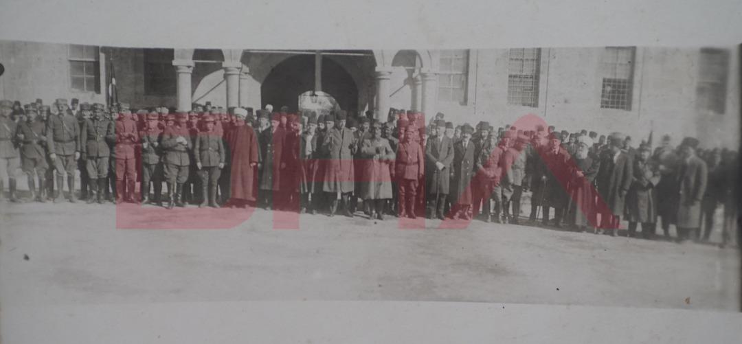 Tam 102 yıl &ouml;ncesinden! Cumhuriyetin ilan edildiği anlar o karelerde... 2 tarihi fotoğrafta ş&uuml;k&uuml;r duası 2