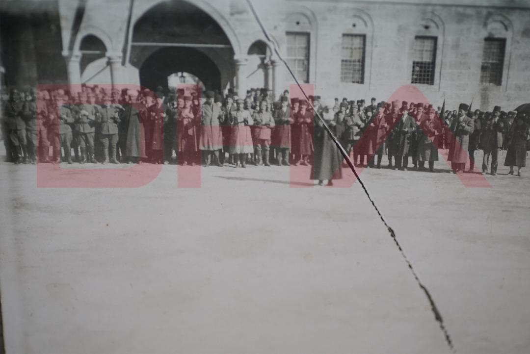Tam 102 yıl &ouml;ncesinden! Cumhuriyetin ilan edildiği anlar o karelerde... 2 tarihi fotoğrafta ş&uuml;k&uuml;r duası 1