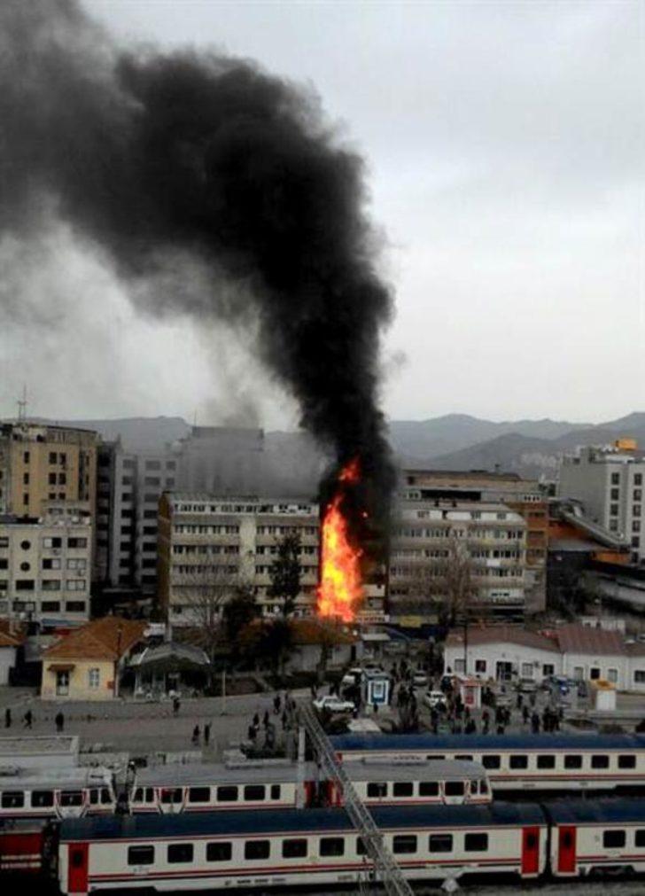 İzmir'de otelde yangın paniği! Arabaların üzerine atladılar G2