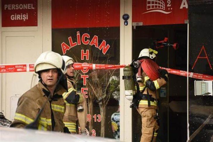 İzmir'de otelde yangın paniği! Arabaların üzerine atladılar G3