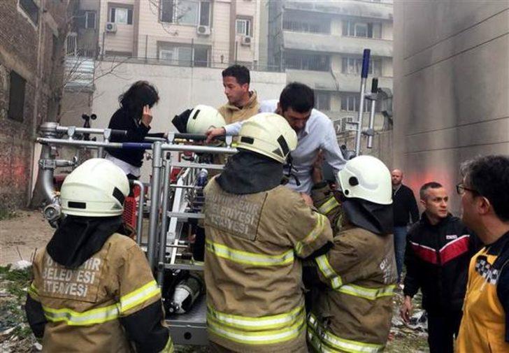 İzmir'de otelde yangın paniği! Arabaların üzerine atladılar G5