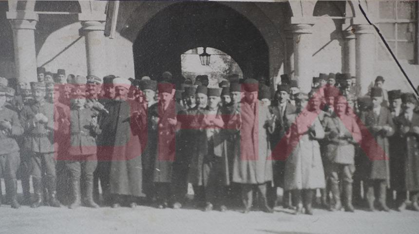 Tam 102 yıl &ouml;ncesinden! Cumhuriyetin ilan edildiği anlar o karelerde... 2 tarihi fotoğrafta ş&uuml;k&uuml;r duası