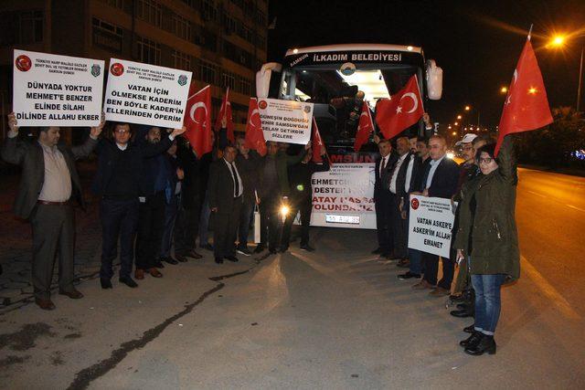 Şehit annesi, oğlunun kıyafetlerini Mehmetçik'e götürüyor