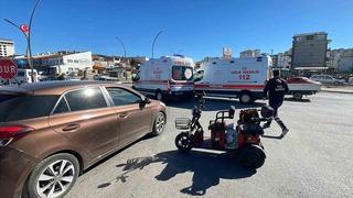 Otomobille üç tekerlekli elektrikli bisiklet çarpıştı