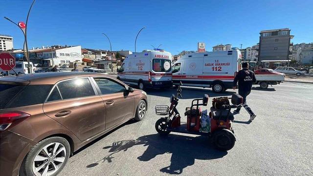 Otomobille üç tekerlekli elektrikli bisiklet çarpıştı