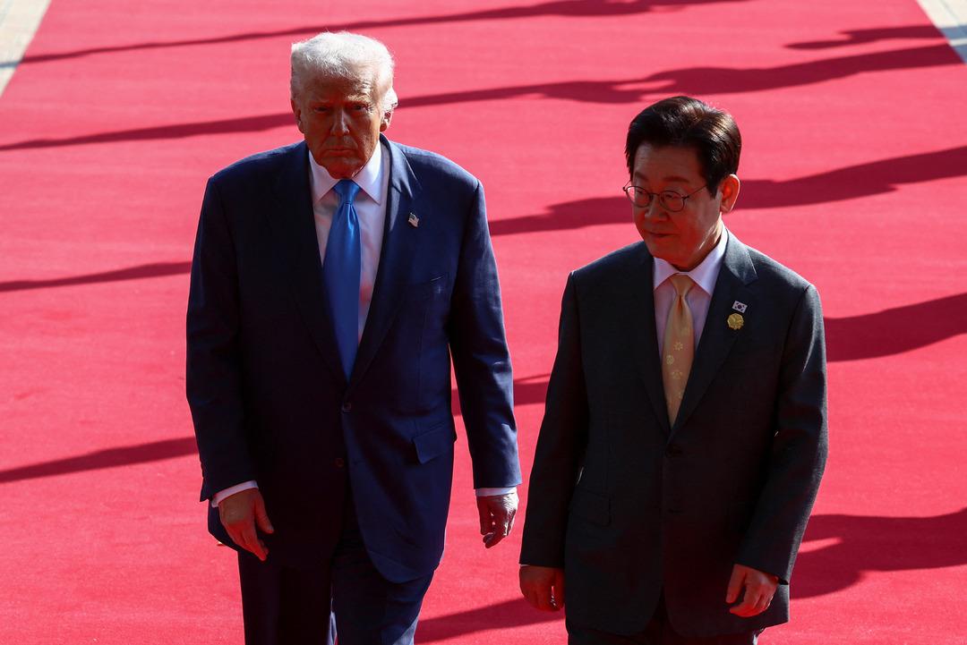 Trump&rsquo;a G&uuml;ney Kore&rsquo;den altın ta&ccedil; ve en y&uuml;ksek devlet nişanı verildi 3