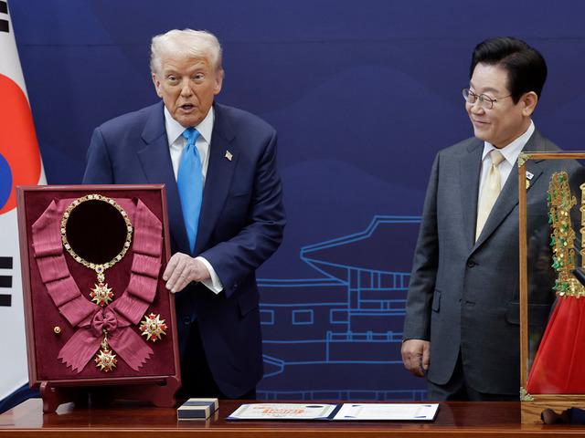 Trump’a Güney Kore’den altın taç ve en yüksek devlet nişanı verildi