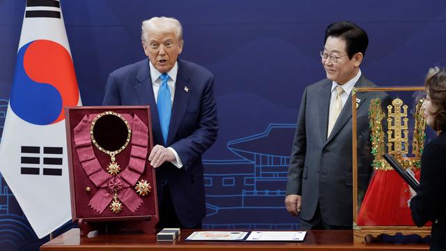 Trump’a Güney Kore’den altın taç ve en yüksek devlet nişanı verildi