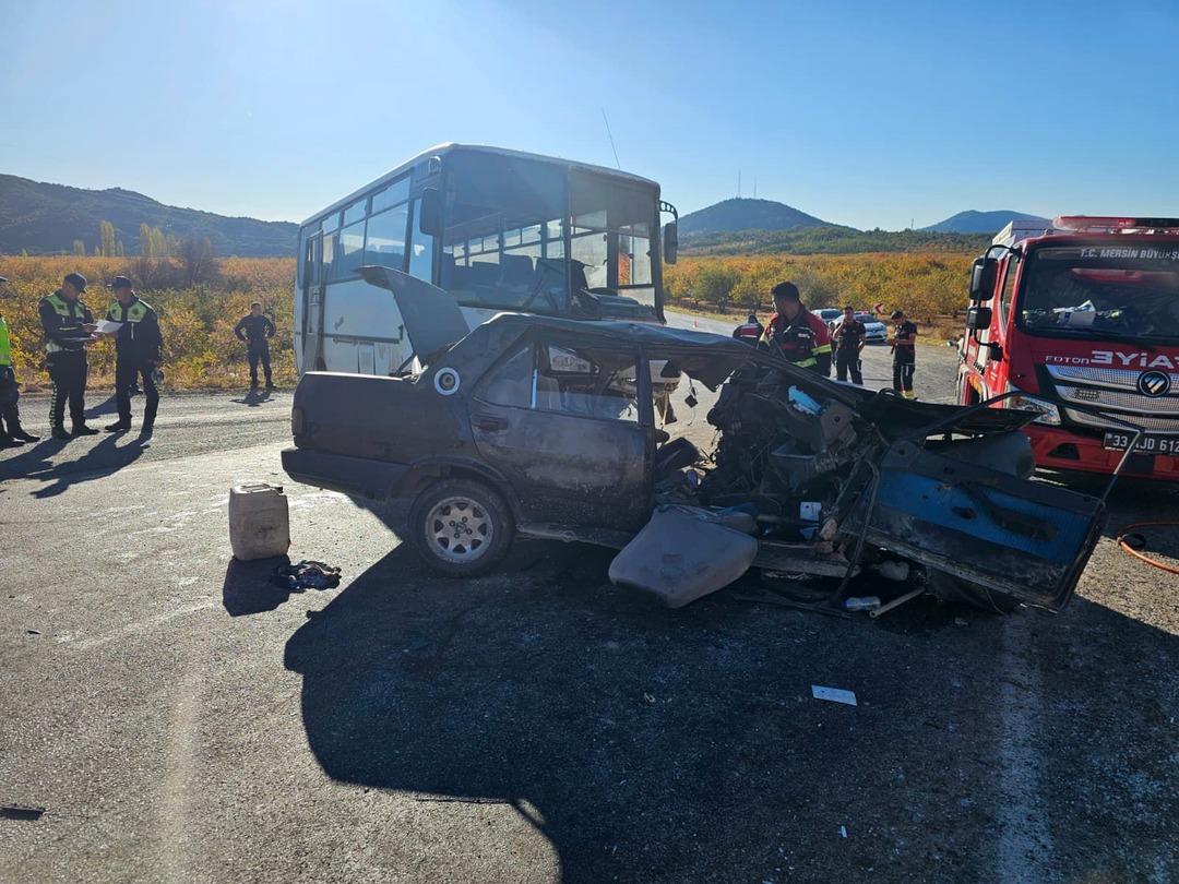 Mersin’de feci kaza! Tarım işçilerini taşıyan minibüs otomobille çarpıştı: 3 ölü, 12 yaralı! 2