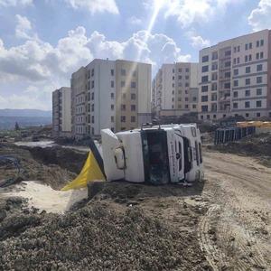 Antakya’da kum yüklü kamyon devrildi