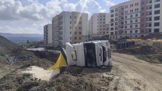 Antakya’da kum yüklü kamyon devrildi