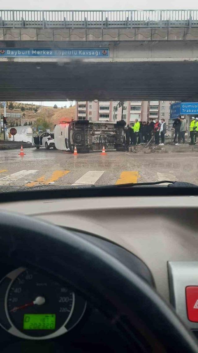 Bayburt’ta trafik kazası: 3 yaralı 1