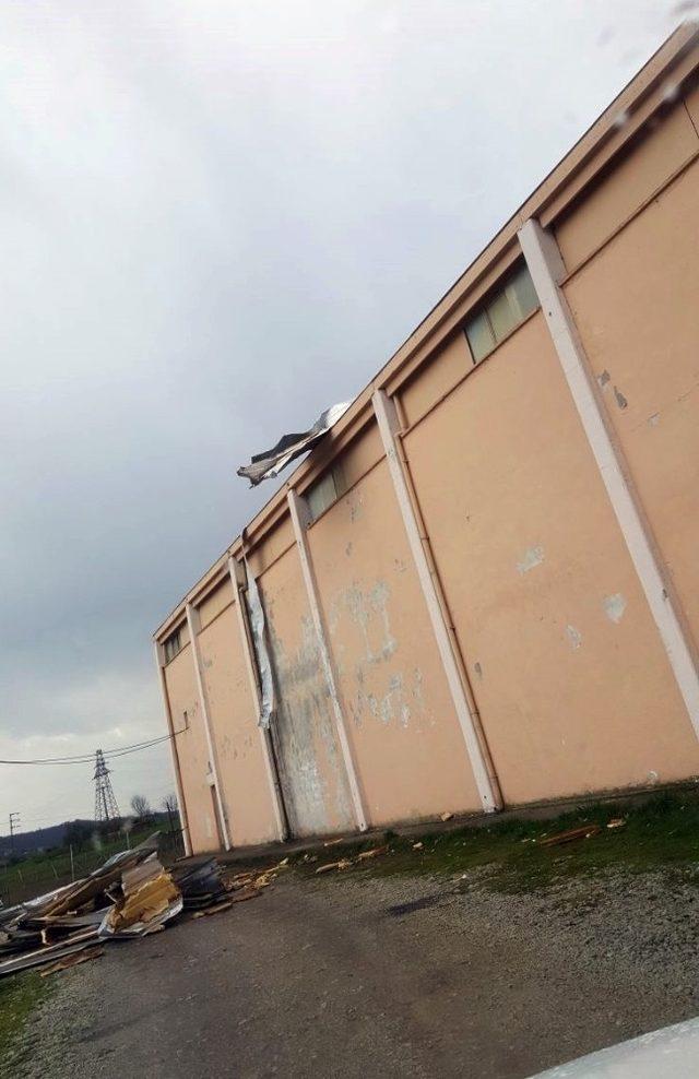 Fırtına Kapalı Spor Salonu’nun çatısını uçurdu
