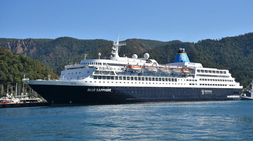 Yolcu gemisi "Blue Sapphire" personel değişimi ve ikmal için Marmaris'te