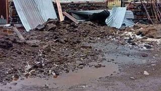 Bingöl’de fırtına çatıları uçurdu