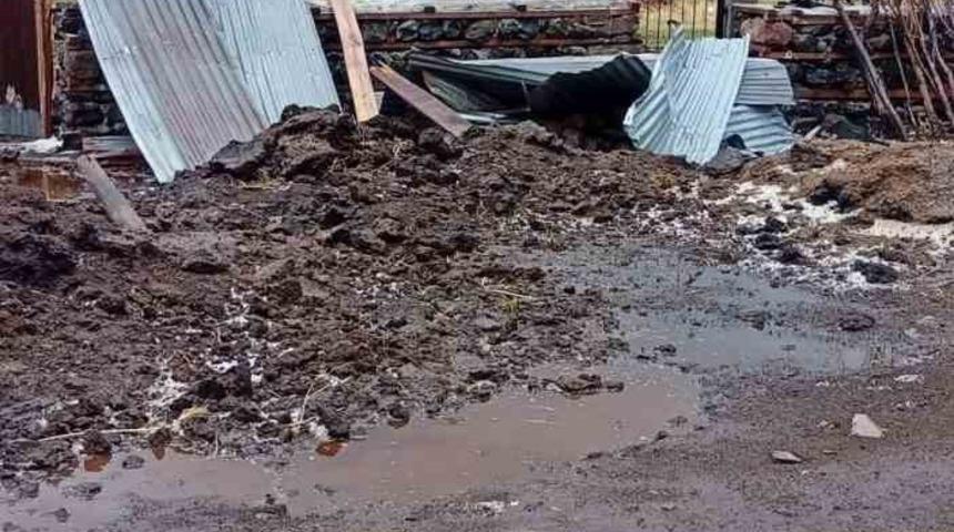 Bingöl’de fırtına çatıları uçurdu