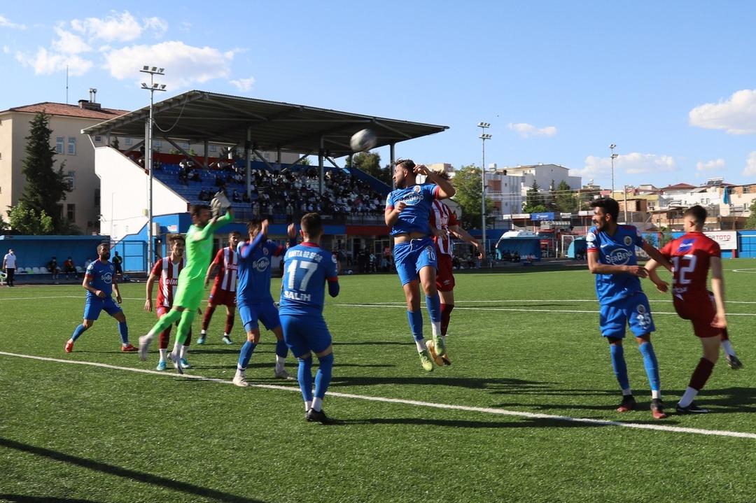 Türkiye Kupası nda büyük sürpriz! Bal Ligi ekibi Kahta 02 Süper Lig ekibi Kasımpaşa yı geçerek tarihi bir başarıya imza attı... 1