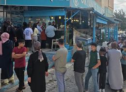 Ucuz gören koştu! Fiyatı 35 TL yaptı 'Rağbet çok iyi, kuyruk var'