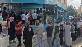 Ucuz gören koştu! Fiyatı 35 TL yaptı 'Rağbet çok iyi, kuyruk var'