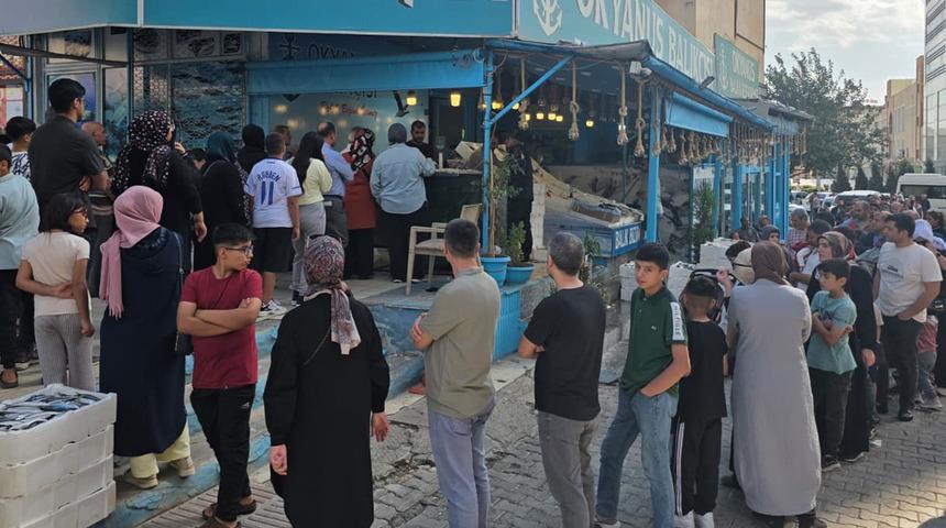 Ucuz gören koştu! Fiyatı 35 TL yaptı 'Rağbet çok iyi, kuyruk var'