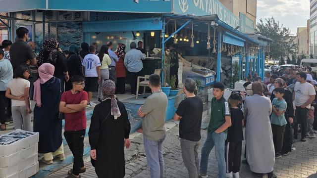 Ucuz gören koştu! Fiyatı 35 TL yaptı 'Rağbet çok iyi, kuyruk var'