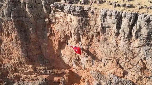 Elazığlı dağcılar kayalıklarda Türk bayrağı açtı
