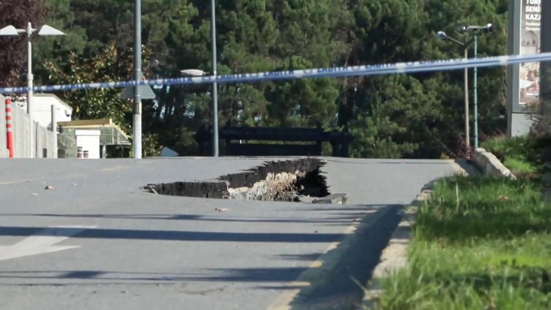 Ümraniye’de inşaat alanında istinat duvarı yıkıldı: Yol çöktü! 3