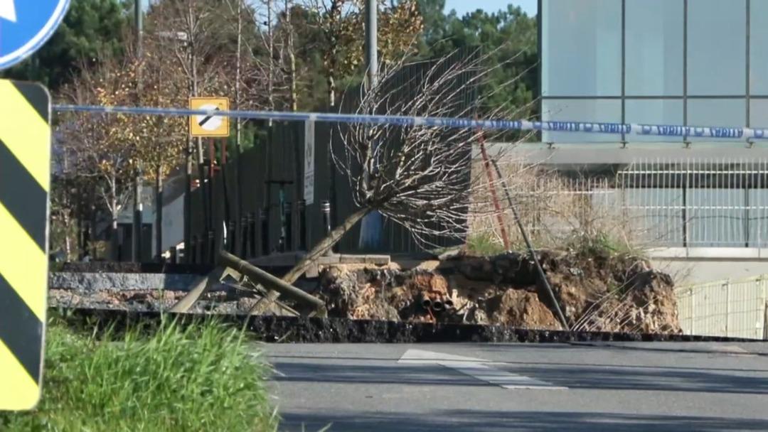 Ümraniye’de inşaat alanında istinat duvarı yıkıldı: Yol çöktü! 1