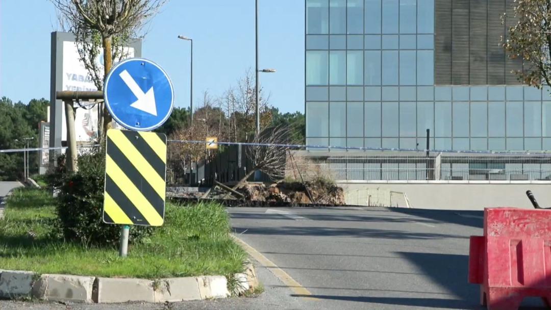 Ümraniye’de inşaat alanında istinat duvarı yıkıldı: Yol çöktü! 4