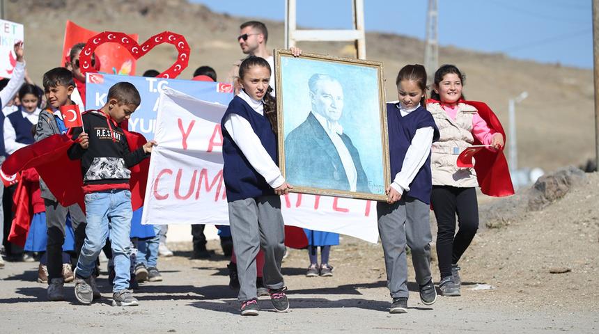 Cumhuriyet’in 102. yılı: Memleketin dört bir yanında Cumhuriyet Bayramı coşkusu yaşandı! Yüz binler Anıtkabir’e koştu…
