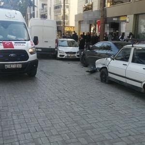 Kontrolden çıkan ticari araç park halindeki 4 araca çarptı