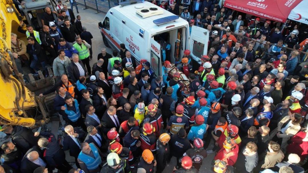 SON DAKİKA | Kocaeli Gebze de 7 katlı bina çöktü! Enkaz altında kalanlar var, acı haber geldi 6