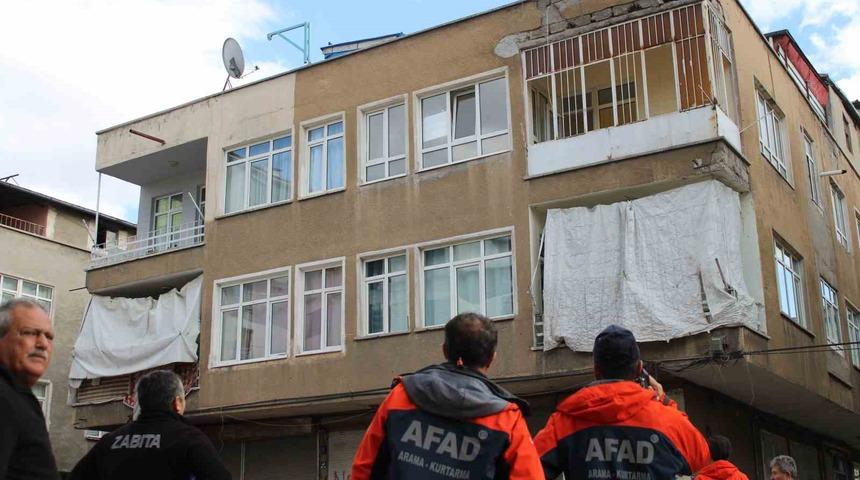 Kayseri’de 3 katlı bina yıkılma tehlikesi nedeniyle boşaltıldı